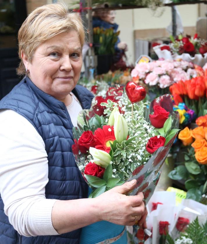 Imagen secundaria 2 - Arriba, Cristina Lano, en Ca'Flor; a la izquierda, Zuly González y Pili García, de Florez Zuly; y María Jesús Menéndez, de Flores El Clavel.