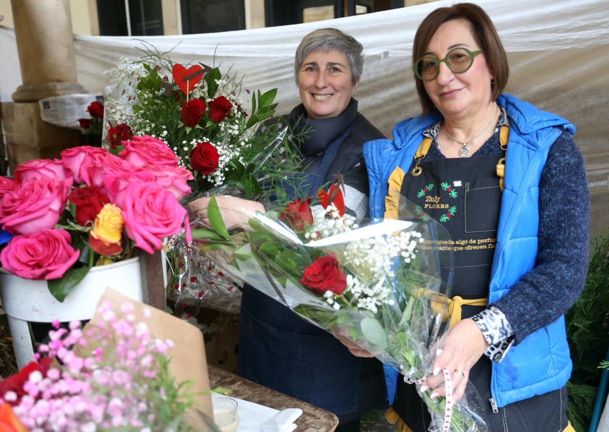 Imagen secundaria 1 - Arriba, Cristina Lano, en Ca'Flor; a la izquierda, Zuly González y Pili García, de Florez Zuly; y María Jesús Menéndez, de Flores El Clavel.