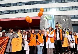Lanzamiento al cielo de los globos de color naranja que simbolizan el cáncer infantil.