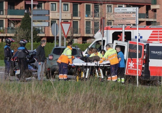 Los sanitarios atienden al conductor para su traslado al Hospital de Cabueñes.