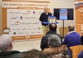 Antonio Gallego, durante su intervención en la presentación de la carrera en Avilés.