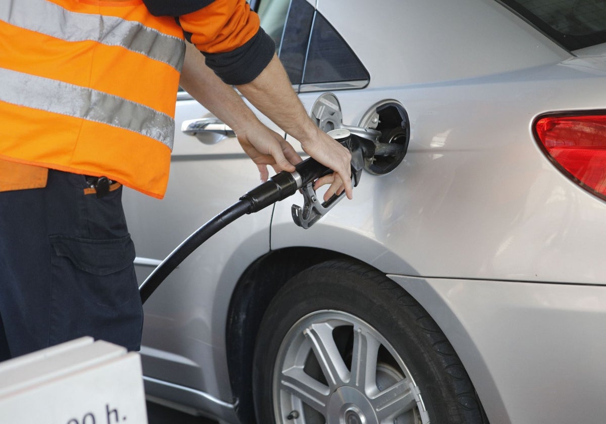 Repostaje de un vehículo en una gasolinera.