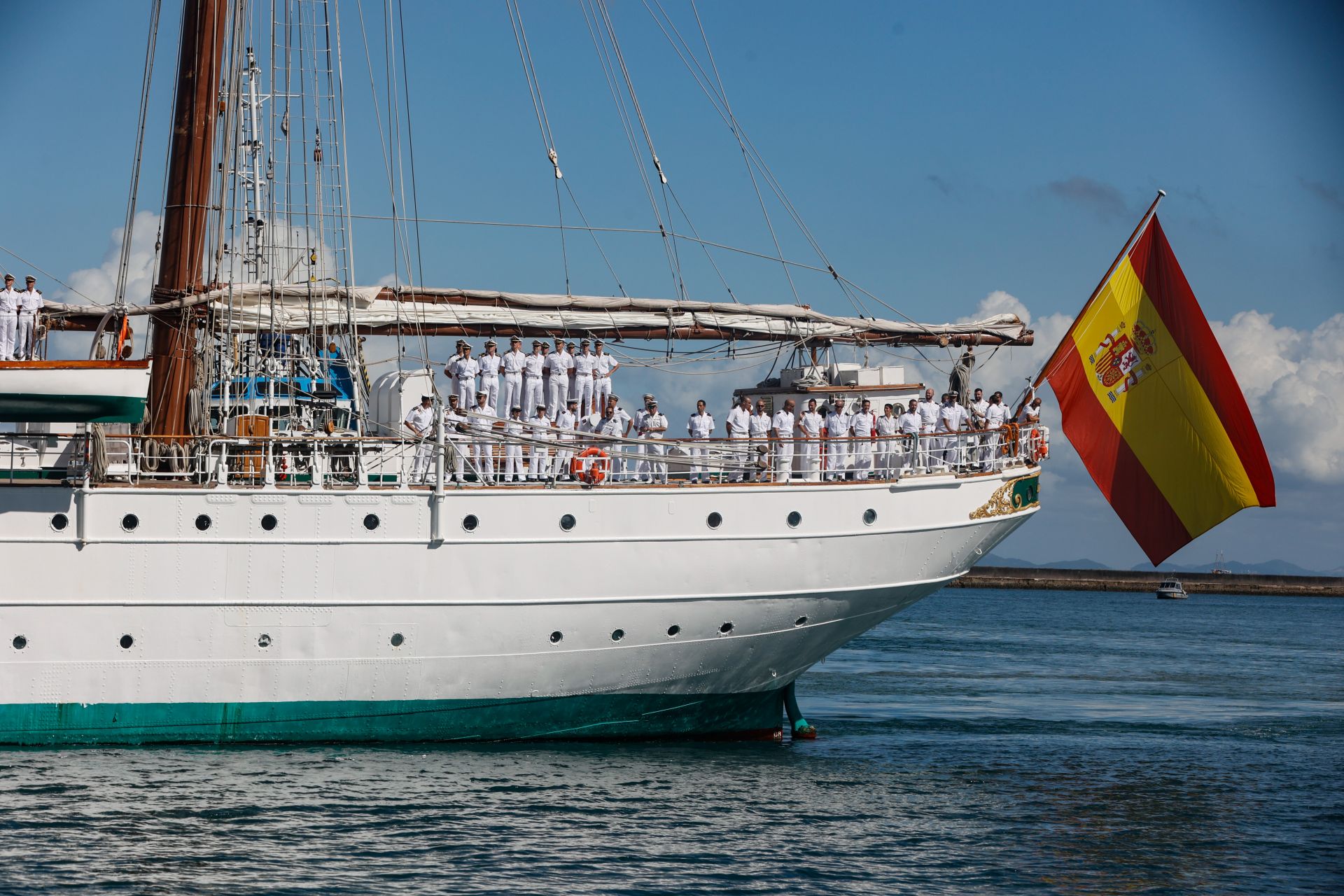 La Princesa Leonor llega a Brasil: las imágenes en la primera escala de América del buque Juan Sebastián Elcano