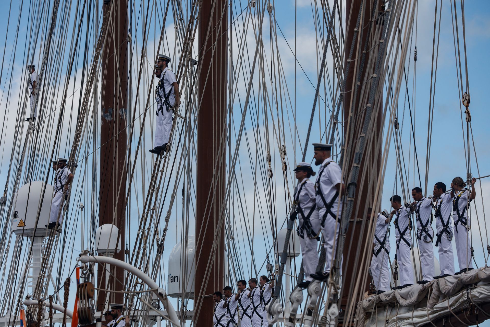 La Princesa Leonor llega a Brasil: las imágenes en la primera escala de América del buque Juan Sebastián Elcano