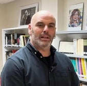 Monchu García, secretario de la Agrupación Socialista de Gijón, felicita a EL COMERCIO