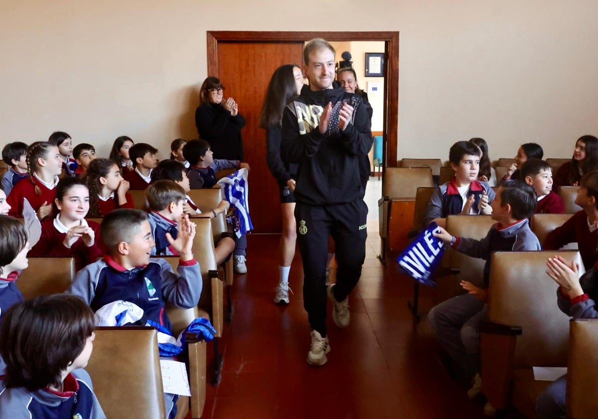 Imagen principal - Los jugadores y jugadoras del Real Avilés, con los alumnos delo Colegio Paula Frassinetti.