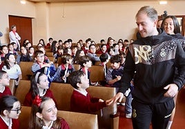 Edu Cortina, en primer plano, a su llegada al salón de actos de Las Doroteas.