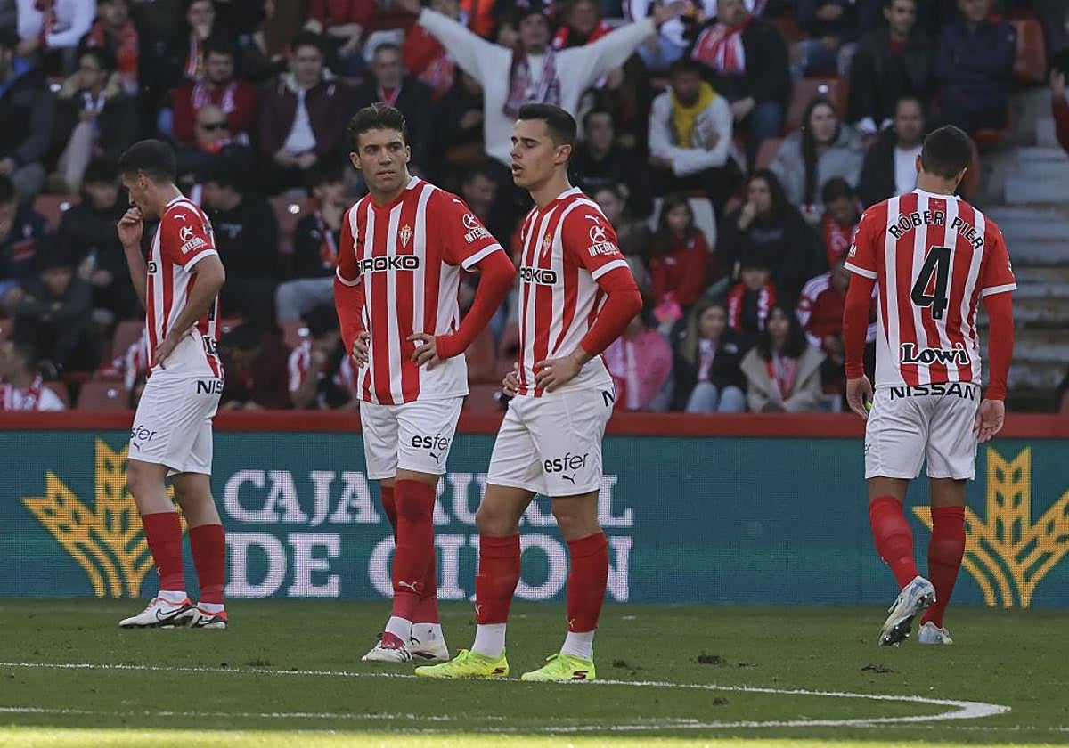 Nacho, Gaspar y Rober Pier, con gesto contrariado durante el partido del Sporting de Gijón contra el Racing de Ferrol.