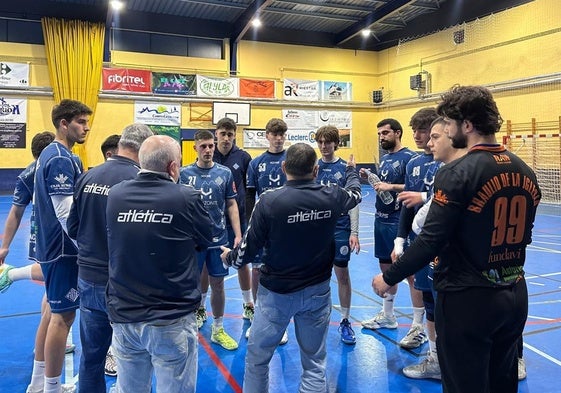 Juan Muñiz da instrucciones a los jugadores del Horizonte Atlética.