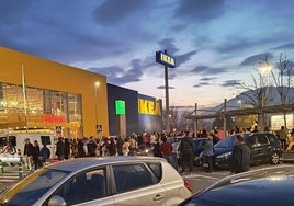 Las personas que estaban dentro de las instalaciones, esperando fuera tras la alarma.
