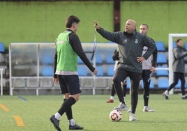 Javi Rozada dirige un entrenamiento del Real Avilés en La Toba.