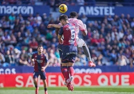 Nacho Méndez protege un balón.