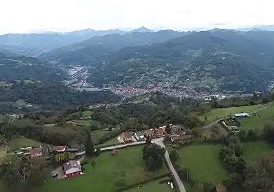 El núcleo rural de Mayau Solis, en San Martín del Rey Aurelio. Al fondo, la localidad de El Entrego.