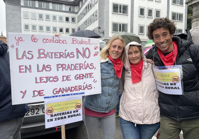 De izquierda a derecha: Natalia Moñino, Rosa María Glez y Luis García, afectados de Carreño.