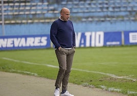 Rozada, en la banda en el partido entre el Real Avilés y la Gimnástica.
