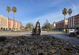 Comienzo de las obras de Gijón Ecoresiliente para renaturalizar la plaza de La Habana, en Moreda.