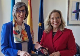 Nieves Roqueñí, entregando ayer la cartera de consejera de Industria a Belarmina Díaz, antes de iniciar su jornada en el puerto.