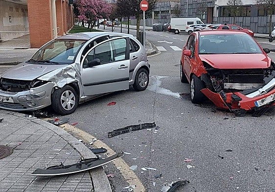 Estado de los dos vehículos implicados en el accidente del cruce de Les Cigarreres con la calle Badajoz, en el barrio de Montevil, en Gijón
