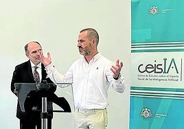 El alcalde de Siero, Ángel García, en la inauguración del centro de Lugones con el rector Ignacio Villaverde (izquierda), el pasado julio.