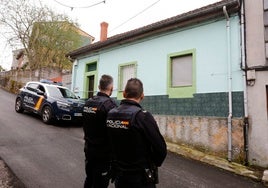 La Policía delante del domicilio donde se produjeron los hechos