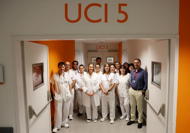 HUCA. Guillermo Muñiz Albaiceta (primero por la derecha) con el equipo de la UCI.