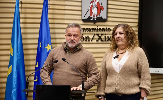 Jacobo López y Marina Pineda, en la sala de prensa del Ayuntamiento de Gijón.