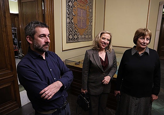 Manuel Campa, Belarmina Díaz y Mariví Monteserín tras la reunión.