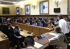 Los alumnos participantes en el Consejo Infantil de la Zona Este trasladan sus propuestas a la alcaldesa, Carmen Moriyón, en el Salón de Plenos del Ayuntamiento de Gijón.