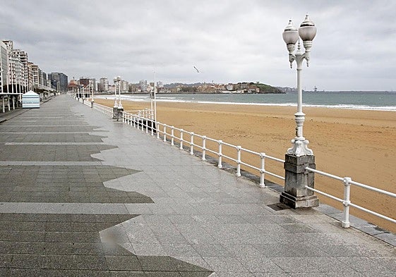 Gijón. Sobrecogedora fue la imagen del Muro sin un alma en todo el paseo.