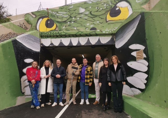 El artista colaborador Manuel MC Kemna; la edil de la Plataforma Vecinal de La Fresneda, Alejandra Cuadriello; el alcalde Ángel García; Mark Zimmermann, colaborador; el muralista Hugo Lomas 'Sfhir'; Tony Gómez, de la Plataforma Vecinal La Fresneda; Ana Díaz, técnica municipal, y Eva Iglesias, edil de Educación, Igualdad y Juventud