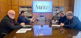 Los portavoces municipales mierenses reunidos para tratar el tema de puerto Pinos
