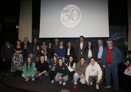 Familia. Las jugadoras posan con los patrocinadores del club. FOTOS: PALOMA UCHA