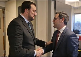 Adrián Barbón saludando al vicepresidente ejecutivo de Prosperidad y Estrategia Industrial de la Comisión Europea, Stephane Séjourné.