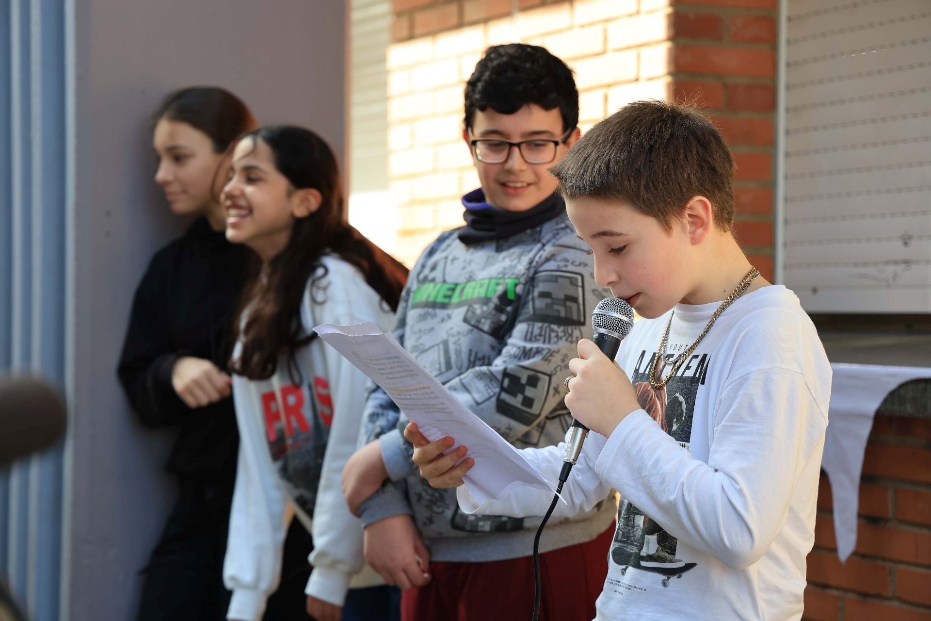 Lágrimas y abrazos en la despedida de los alumnos del colegio Rey Pelayo
