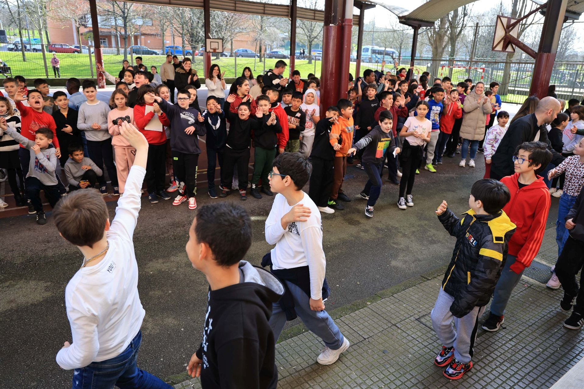 Lágrimas y abrazos en la despedida de los alumnos del colegio Rey Pelayo