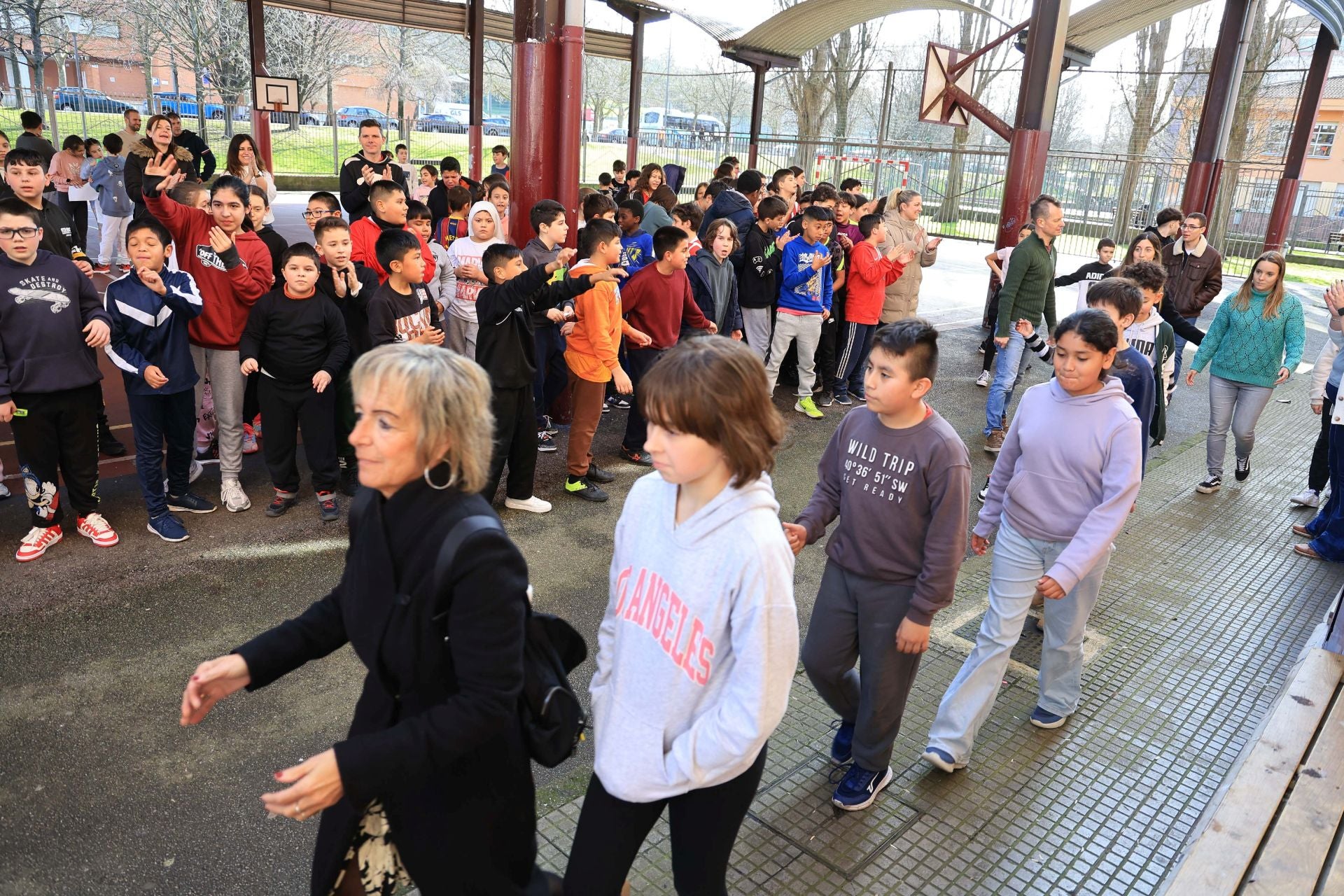 Lágrimas y abrazos en la despedida de los alumnos del colegio Rey Pelayo