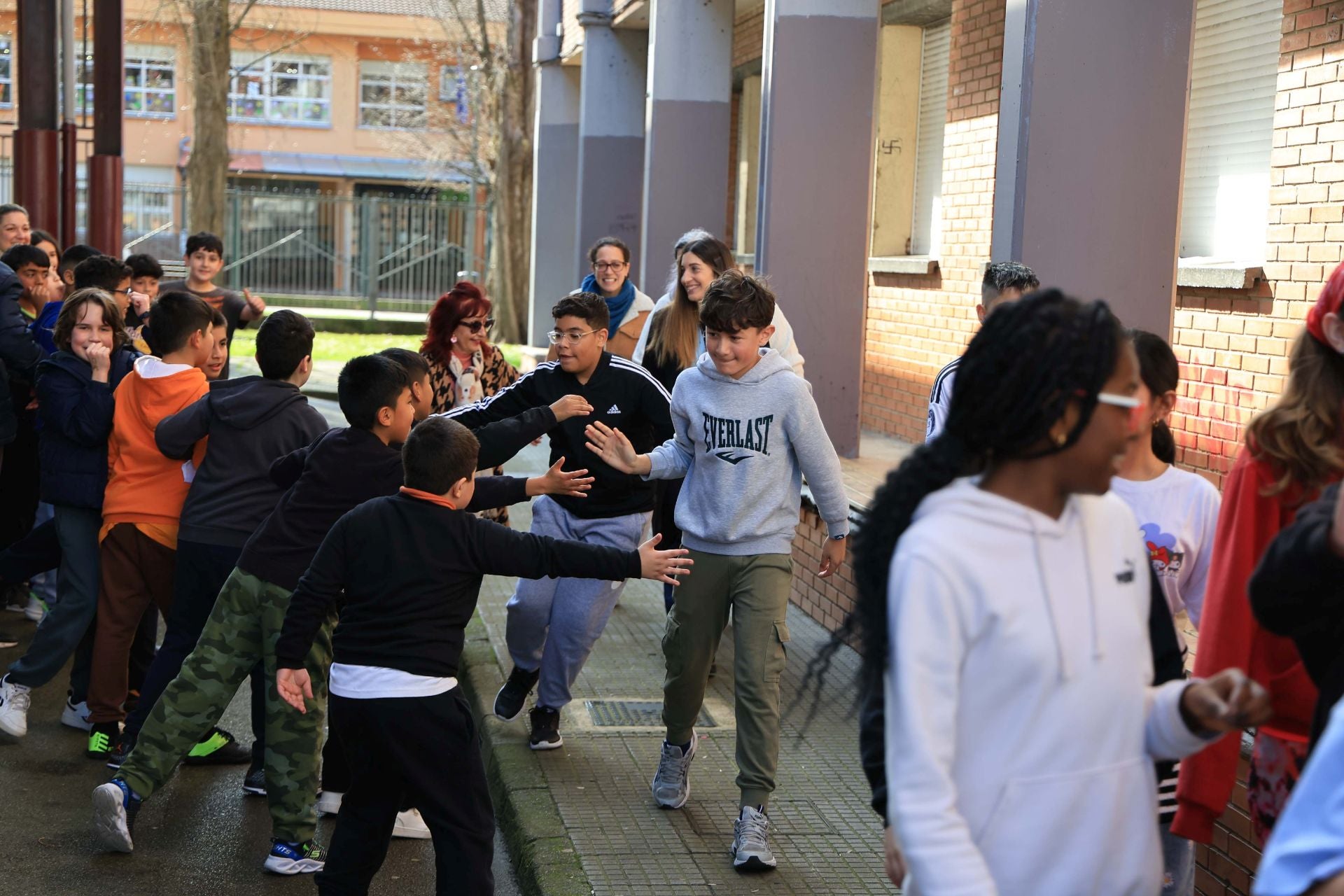 Lágrimas y abrazos en la despedida de los alumnos del colegio Rey Pelayo
