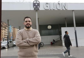 El ingeniero gijonés Pablo Cristobo, delante de la estación provisional de Sanz Crespo.