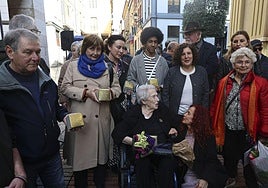 María Luisa Ramos Barril (sentada) posó junto a miembros de su familia y autoridades antes de que se colocasen las piedra de la memoria en el barrio avilesino de Sabugo.