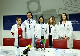 María Victoria Álvarez, Emilio Esteban, María José Villanueva, Alejandra Fernández y Ana Lozano, en la presentación de la nueva Unidad de Farmacogenética del HUCA.