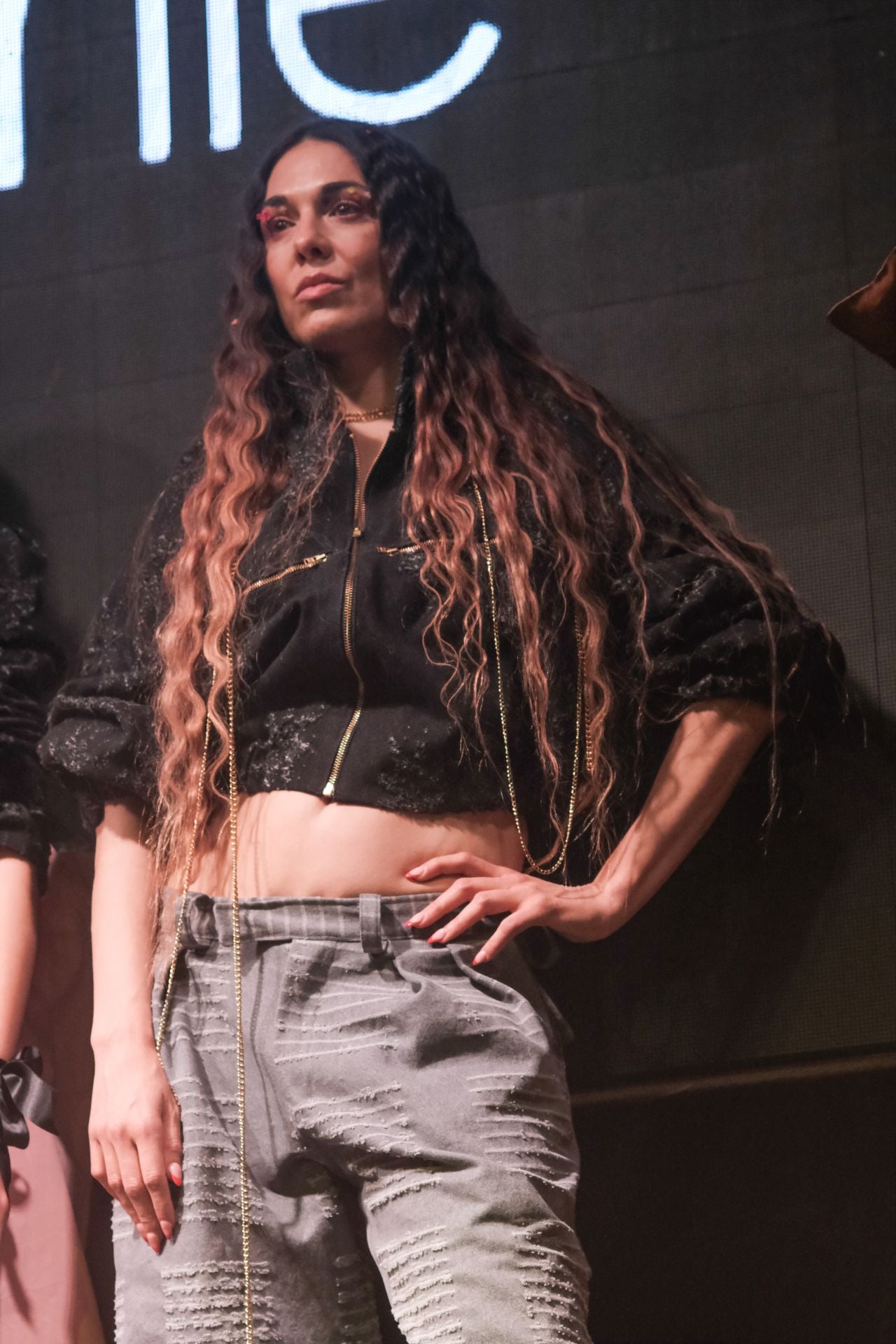María Lafuente recuerda a las víctimas de la dana en su última colección