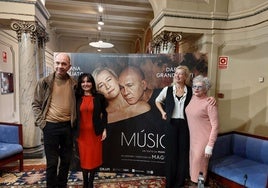 Darío Grandinetti junto a la concejala de Cultura Yolanda Alonso y Ana Duato abrazando a Magüi Mira, en la presentación de 'La Música'.