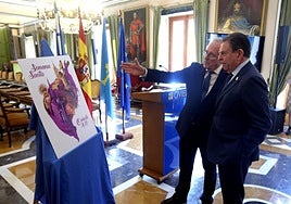 Carlos González García muestra el cartel de la Semana Santa al alcalde, Alfredo Canteli.