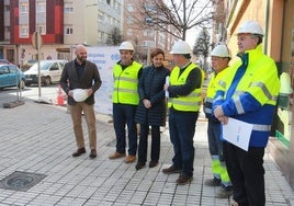 Jesús Martínez Salvador, Carmen Moriyón y Vidal Gago (a la derecha), ayer, en las obras de la EMA de la calle Badajoz.