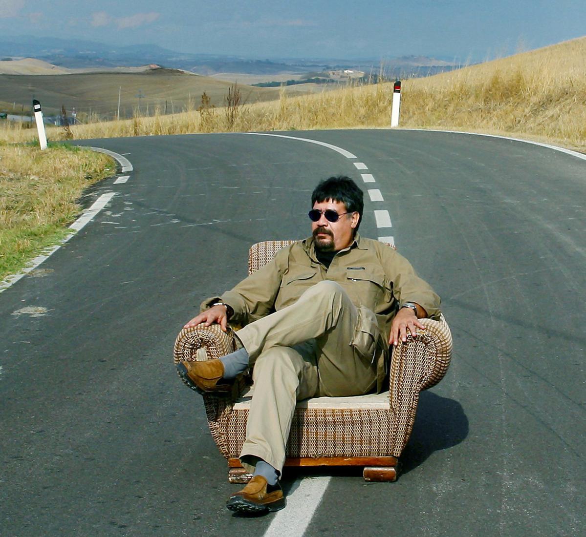 Luis Sepúlveda, en la Vía Cassia (Toscana, Italia).