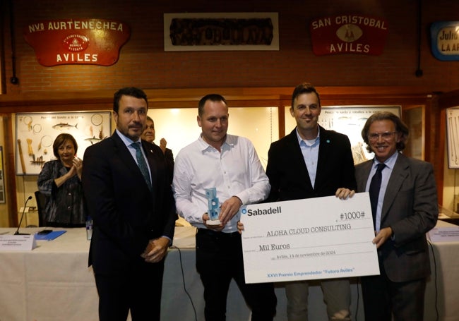 Daniel González, Lilian Nevel, Pablo Martínez y Alfredo Martínez en la entrega del premio de Emprendedor del año.