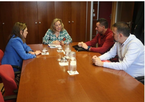 De izquierda a derecha: la presidenta de Fade, María Calvo; la consejera de Industria, Belarmina Díaz; y los secretarios generales de UGT y CC OO de Asturias, Javier Fernández Lanero y José Manuel Zapico.