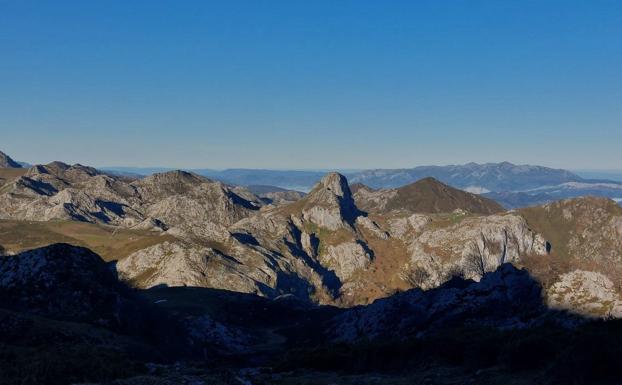 Collau la Muda, mirando hacia el Sueve
