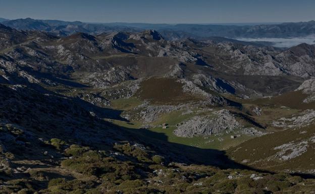 Desde cabeza Xatera se desciende rumbo al collau Sierra Buena antes de subir a cabeza Cayarga