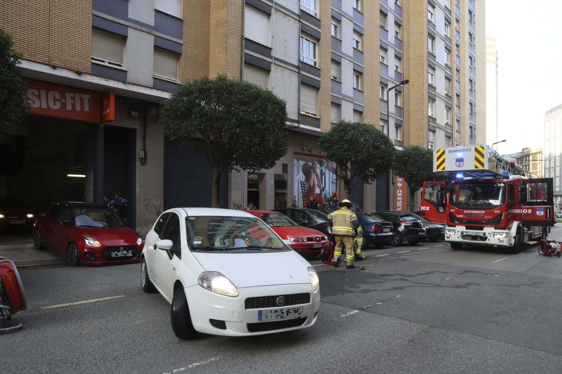 Alarma en Gijón por un incendio en un garaje que obligó a desalojar un gimnasio